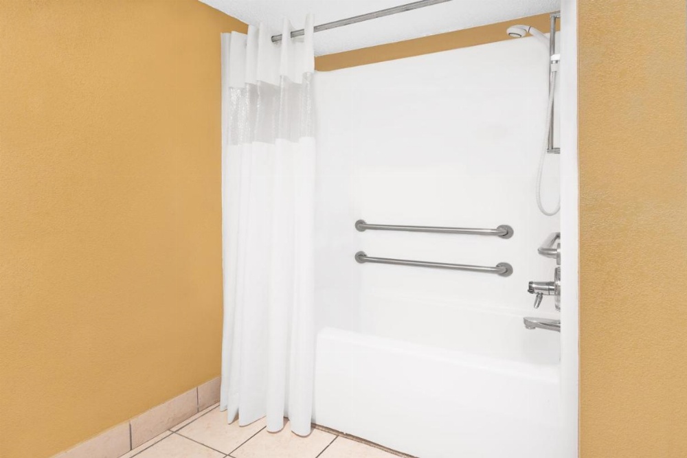 Room image 4